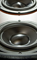 Dual 6.5-inch low-distortion aluminum cone woofers