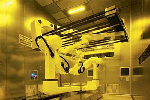 sharp-lcd-robot Robot waarmee de grote glaspanelen worden verwerkt in Sharp fabriek